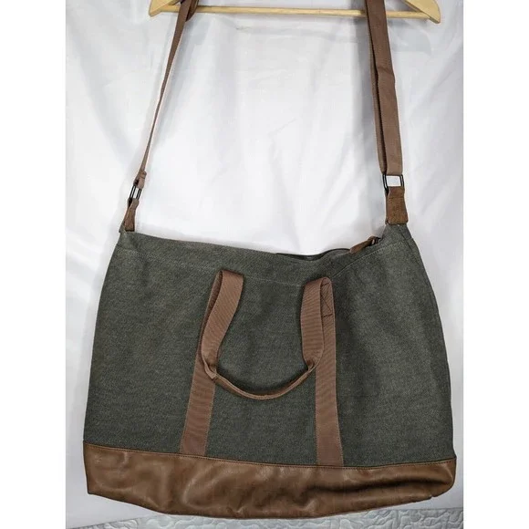 BUFFALO DAVID BITTON DUFFLE BAG, Large, Green With Leather Bottom and handles. - Picture 2 of 13